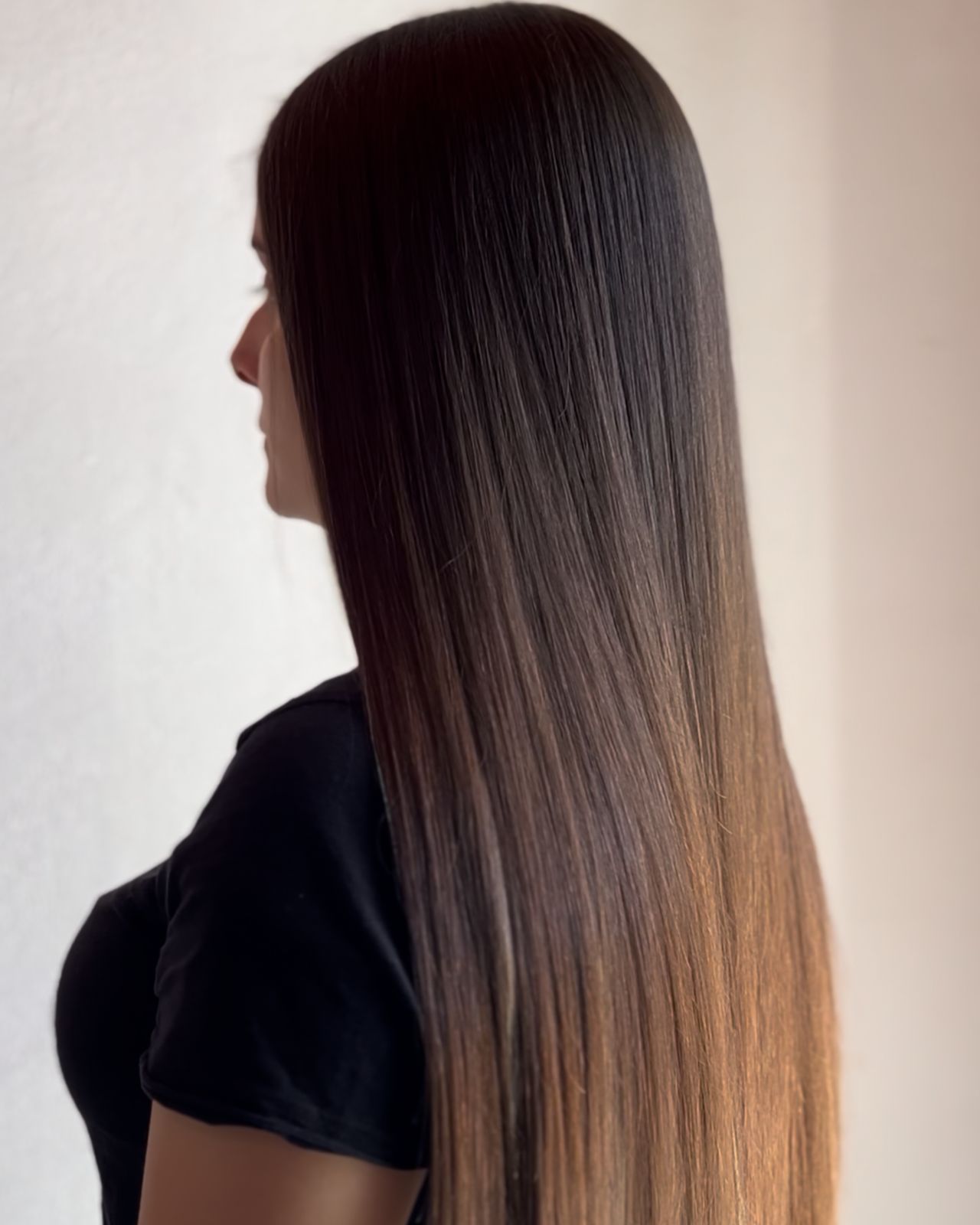 Cabelo feminino com alisamento profissional realizado por Pâmela Garcia, mostrando fios lisos e brilhosos