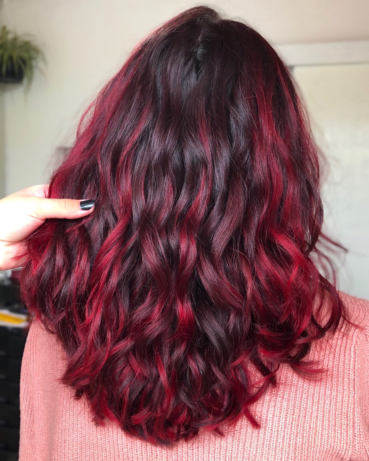 Transformação capilar com coloração vibrante em cabelo feminino, trabalho de Pâmela Garcia