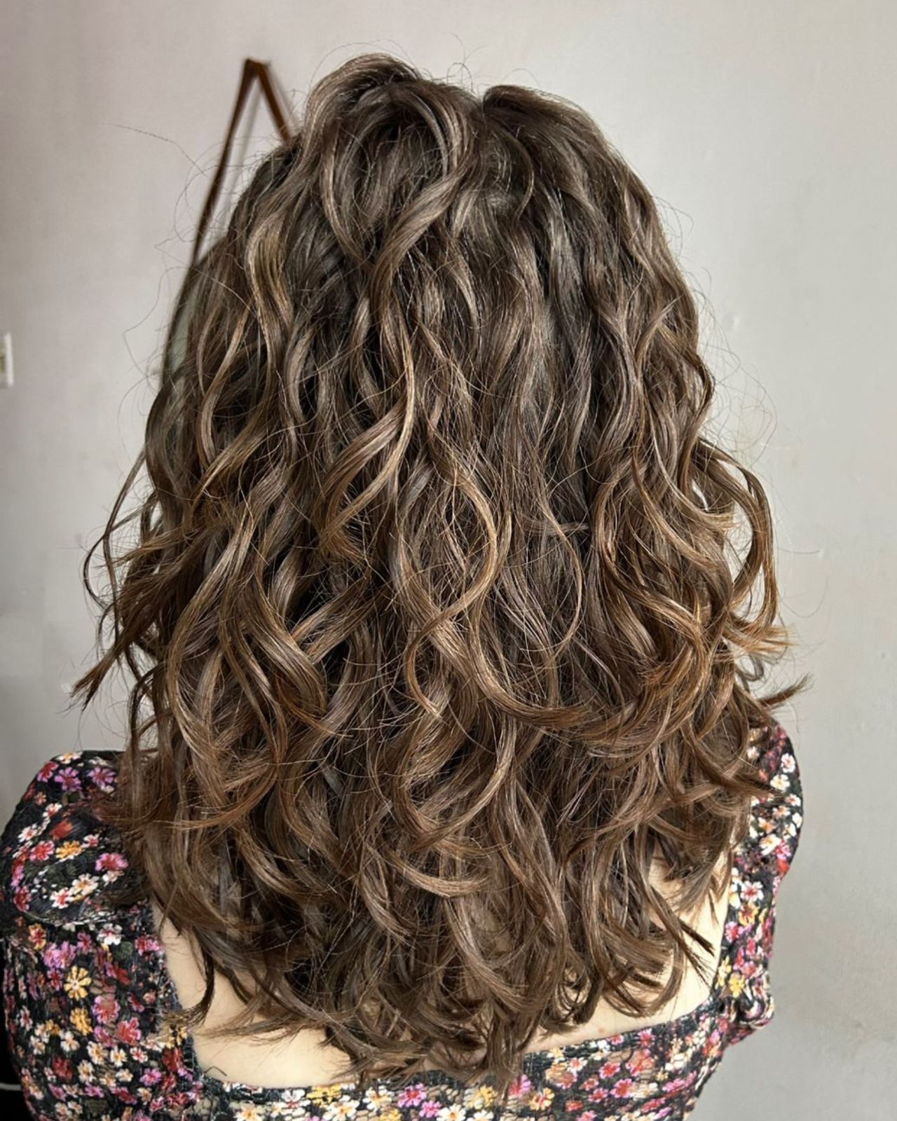 Corte moderno feminino executado por Pâmela Garcia, destacando técnica e estilo