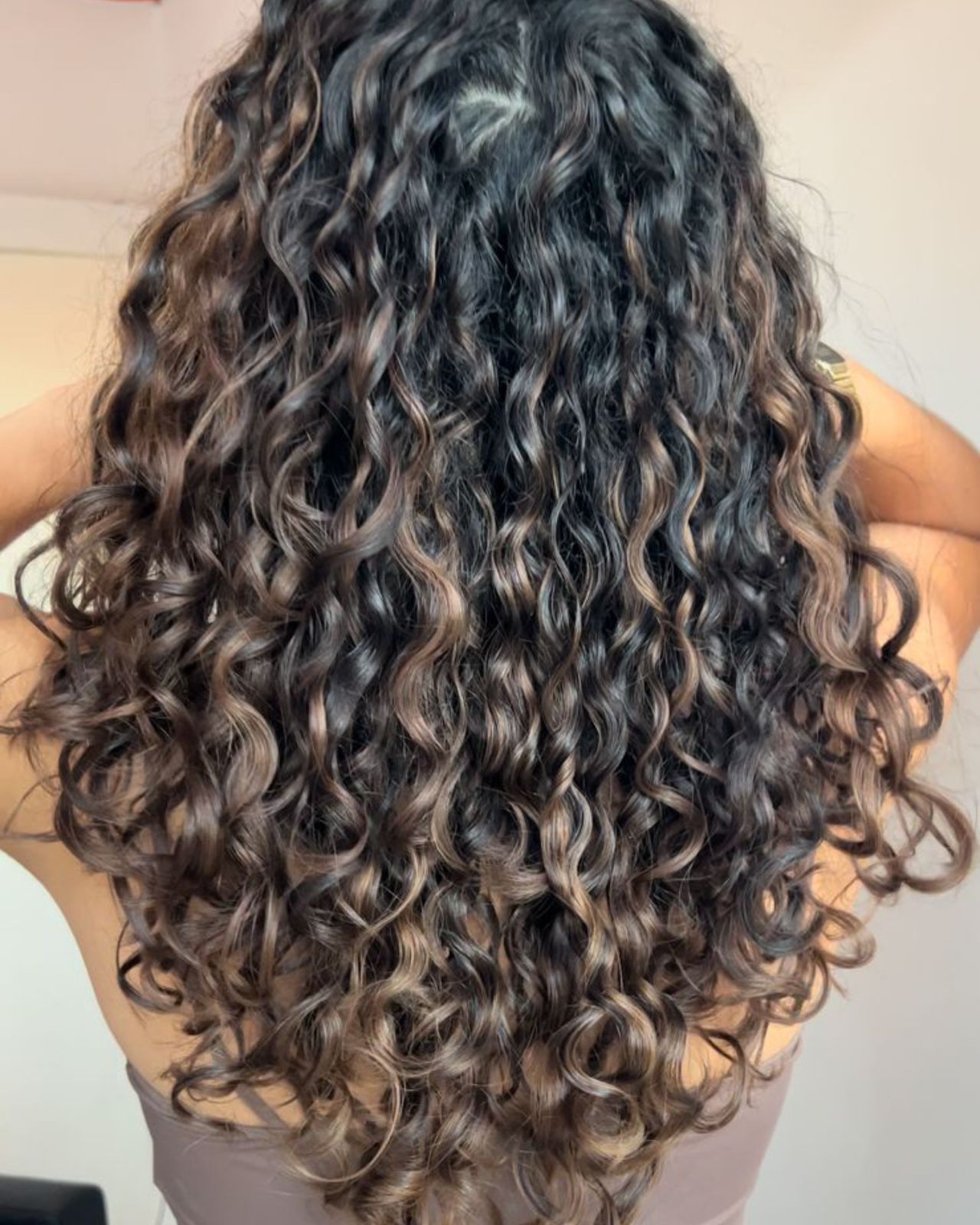 Cabelo feminino com técnica de iluminação e reflexos, trabalho profissional de Pâmela Garcia