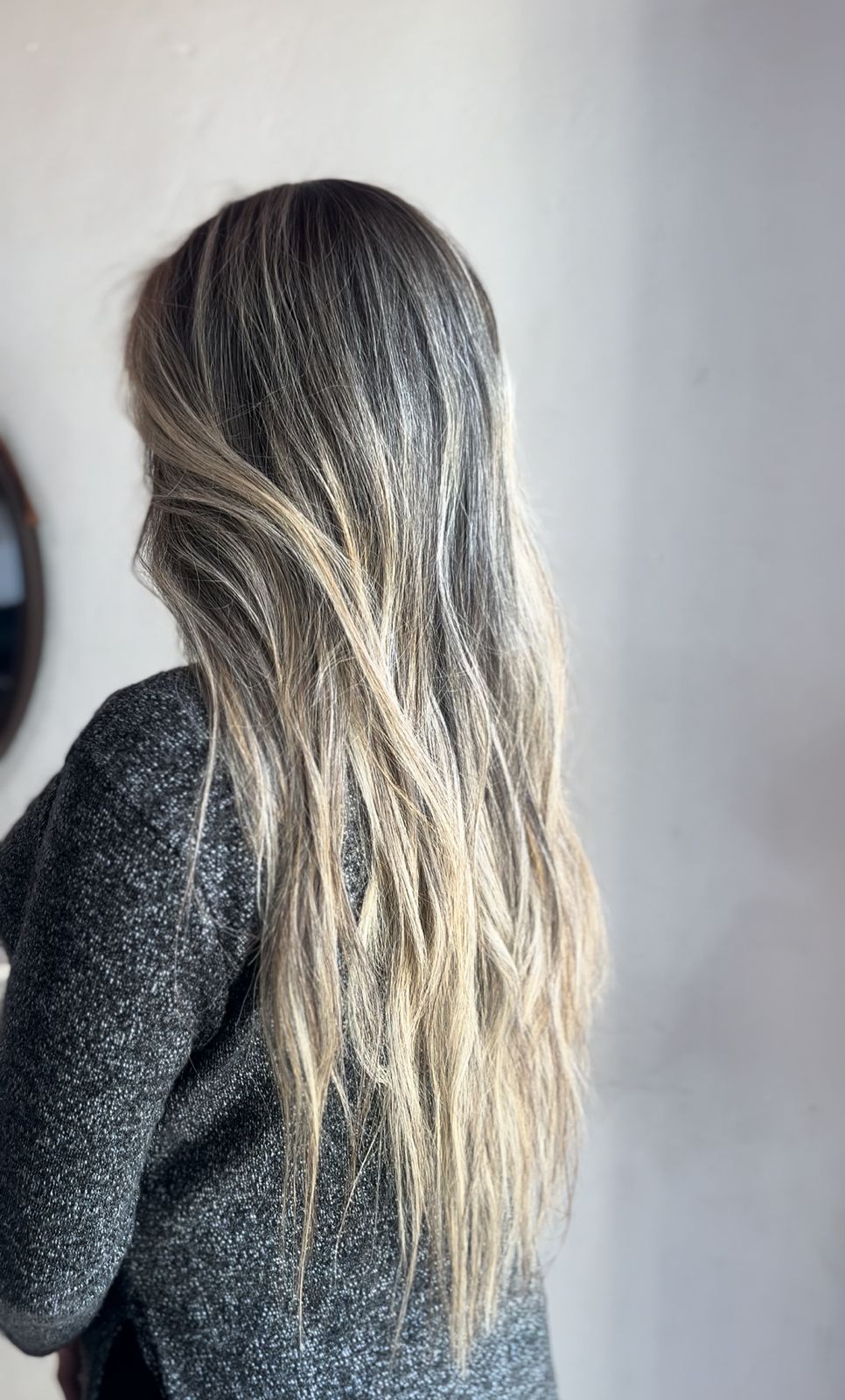 Transformação capilar com coloração vibrante em cabelo feminino, trabalho de Pâmela Garcia