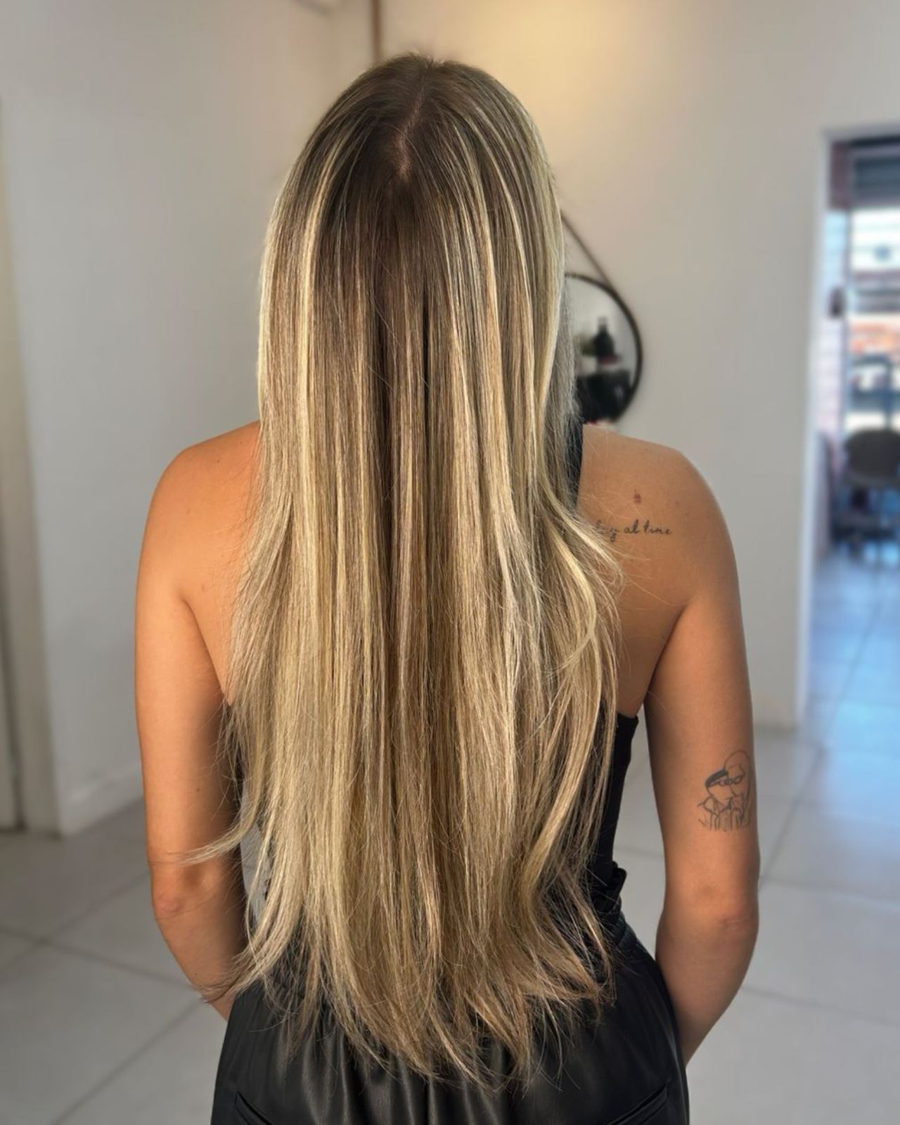 Mechas e coloração vermelha em cabelo feminino, transformação realizada por Pâmela Garcia